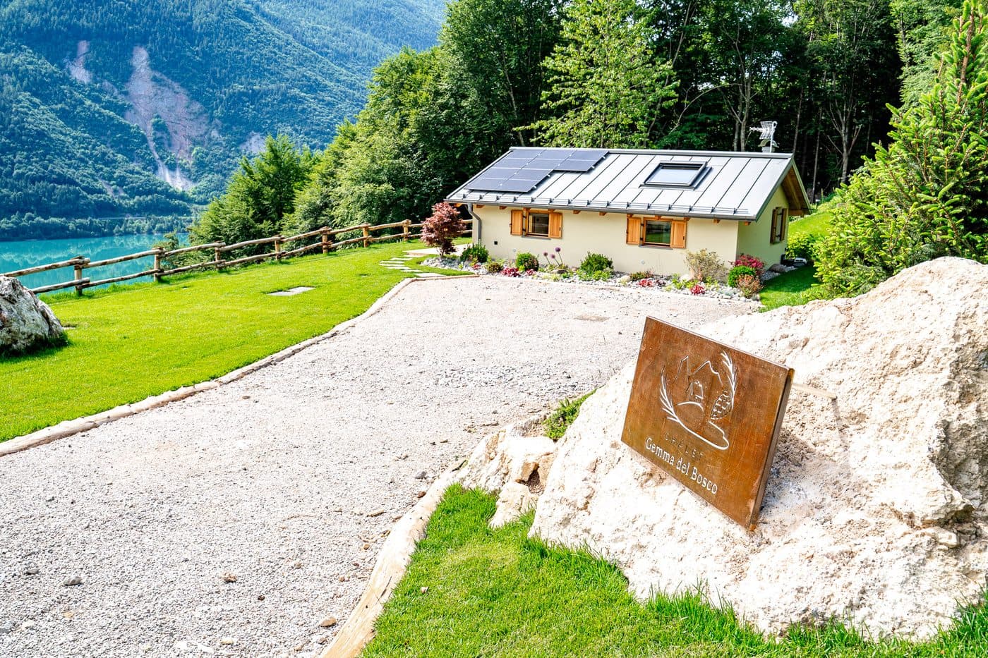 Chalet Gemma del Bosco, immerso nel bosco sopra il lago di Molveno